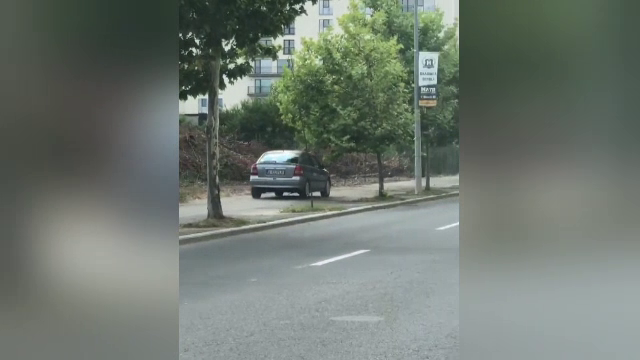 Un șofer din Capitală, surprins în timp ce se plimba cu mașina pe trotuar. Ce pedeapsă riscă
