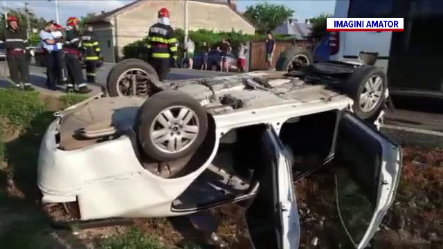 Accident violent pe DN72. O mașină s-a răsturnat și a rămas cu roțile în sus