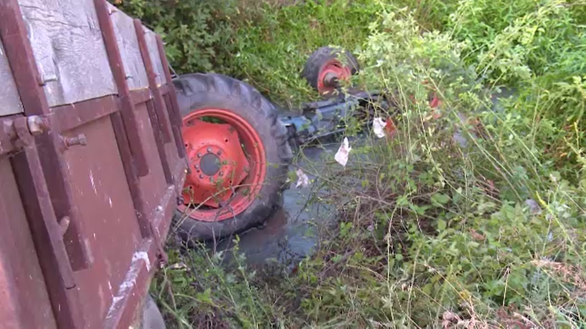 Un bărbat din Dâmbovița a fost găsit fără suflare după ce s-a rasturnat cu tractorul într-un pârâu
