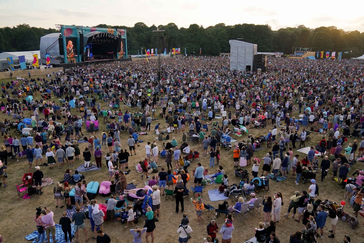 Mii de tineri participă la un festival de muzică în UK, fără restricții. GALERIE FOTO - Imaginea 12
