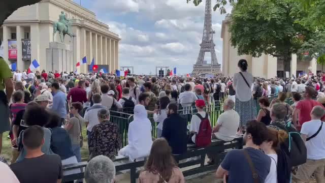 Macron, catre francezii care protestează: 