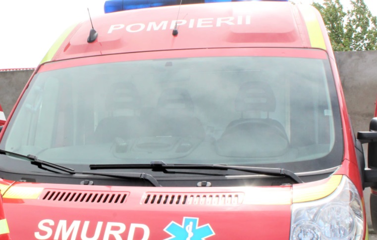 Doi copii traşi pe sănii de o maşină au alunecat şi s-au izbit de un alt autoturism, în Sibiu