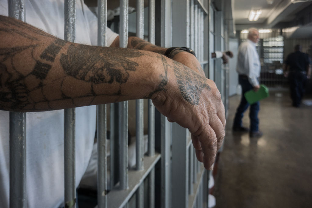 Bucureștean cu HIV eliberat din închisoare, cu grade de colonel tatuate pe umeri, a mușcat un polițist: ”Astea sunt grade?”