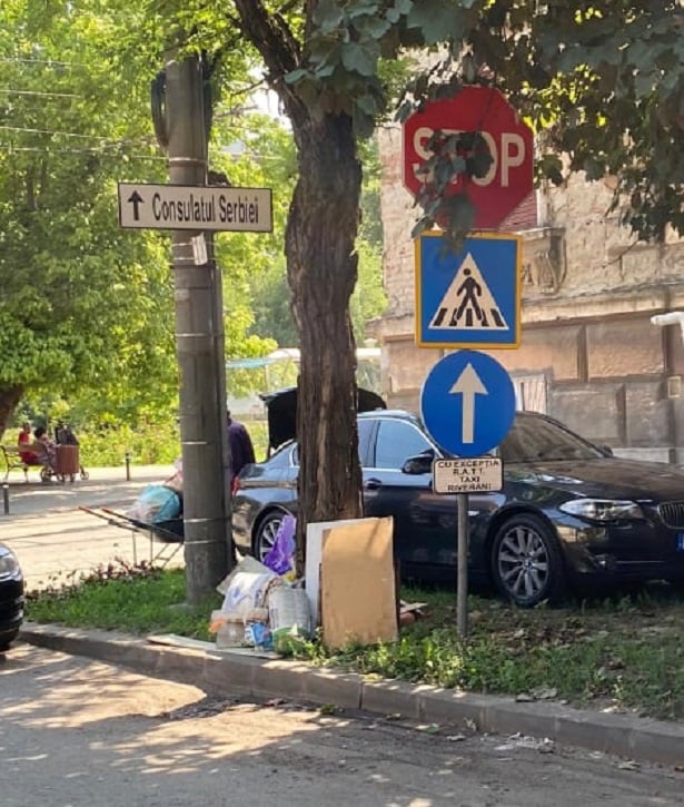 Șoferul unui BMW de lux, amendat în Timișoara după ce a scos cu roaba gunoaie din portbagaj și le-a aruncat pe stradă