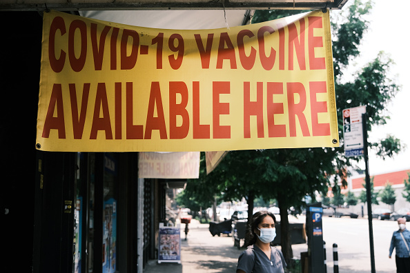 Toți funcționarii municipali din New York, obligați să se vaccineze anti-COVID sau să se testeze săptămânal