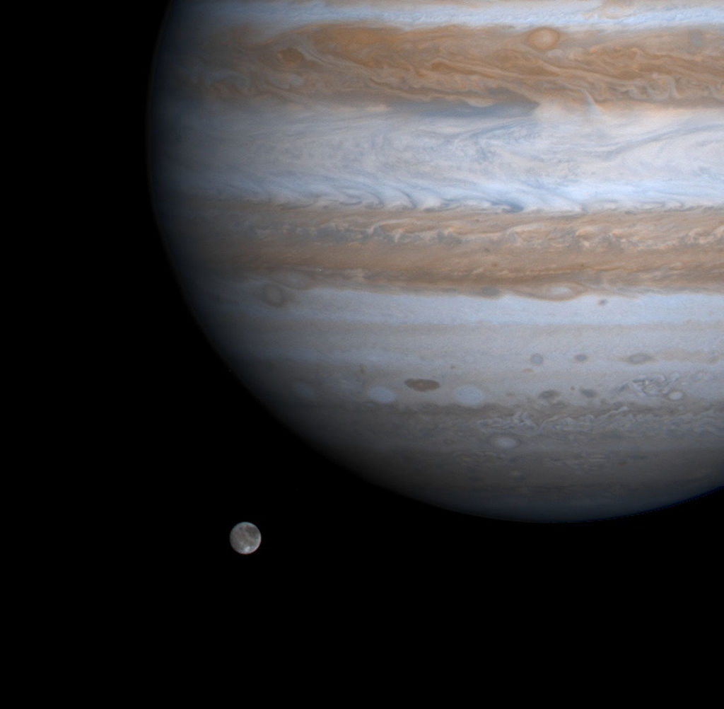 Un satelit al lui Jupiter are mai multă apă decât Pământul și ar putea adăposti viață