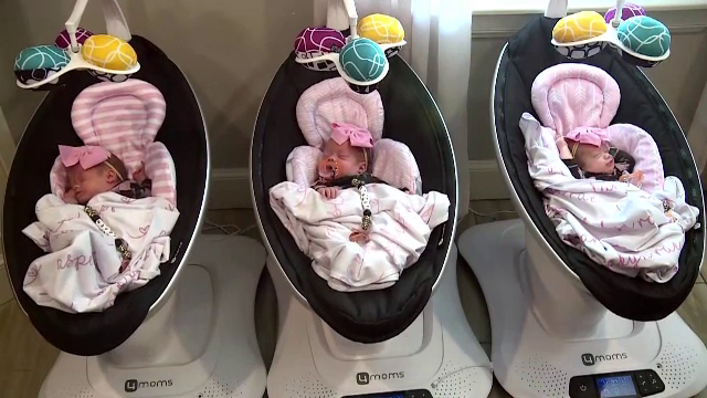 O femeie din SUA a născut trei fetițe identice. Cum le deosebește