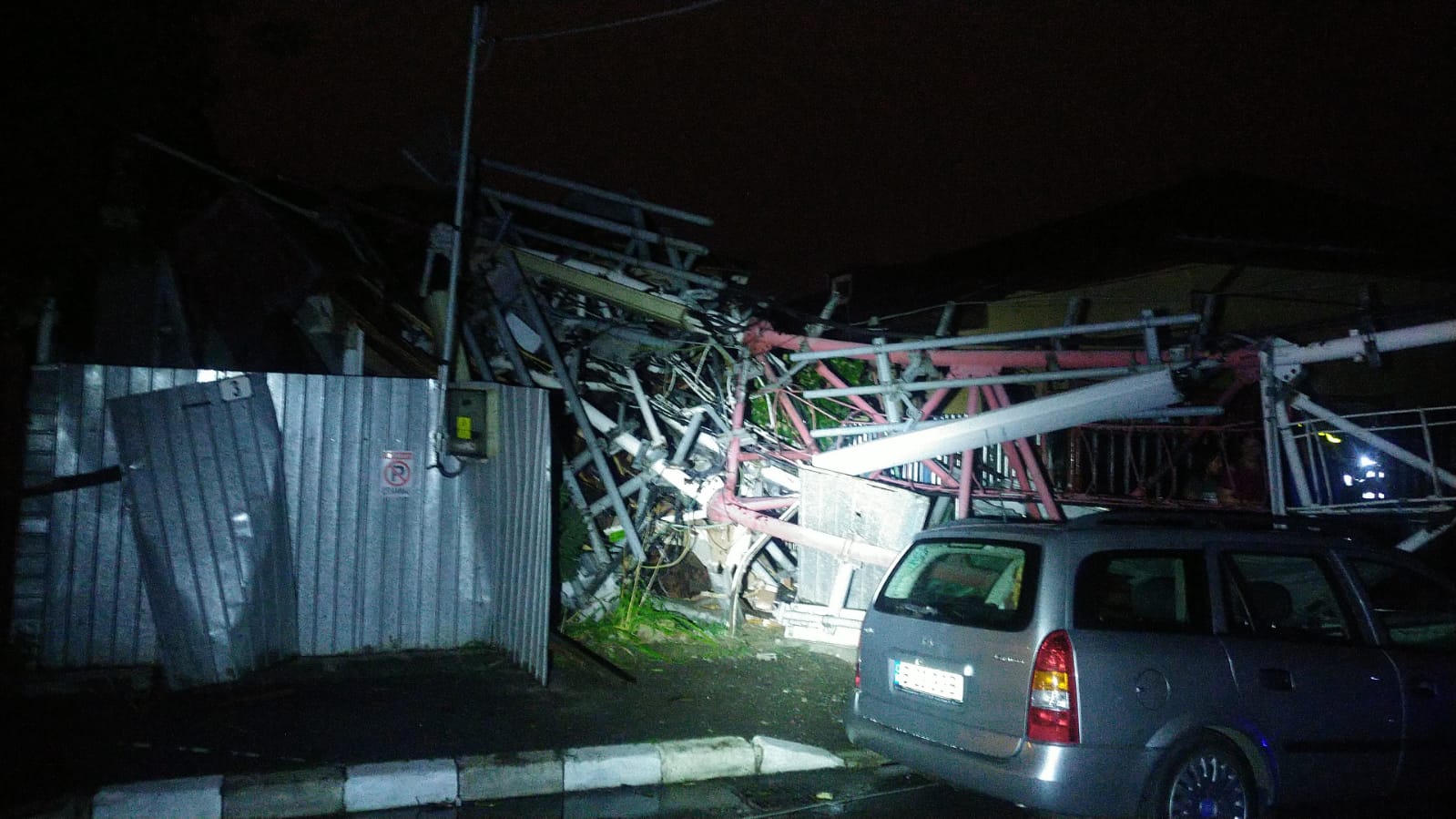 Imagini de coșmar în București după furtună: O antenă GSM a căzut peste o casă, copaci rupți, o schelă desprinsă de bloc