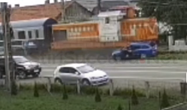 Momente dramatice cu pasagerii care sar dintr-o mașină lovită de tren în Suceava VIDEO