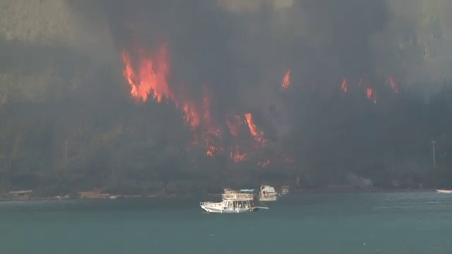Incendiile de vegetații fac ravagii în Turcia. Focarele sunt încă active în jurul staţiunii Marmaris