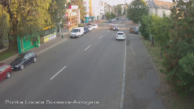 Video. Momentul în care șoferul băut s-a infipt cu mașina într-un stâlp din Suceava