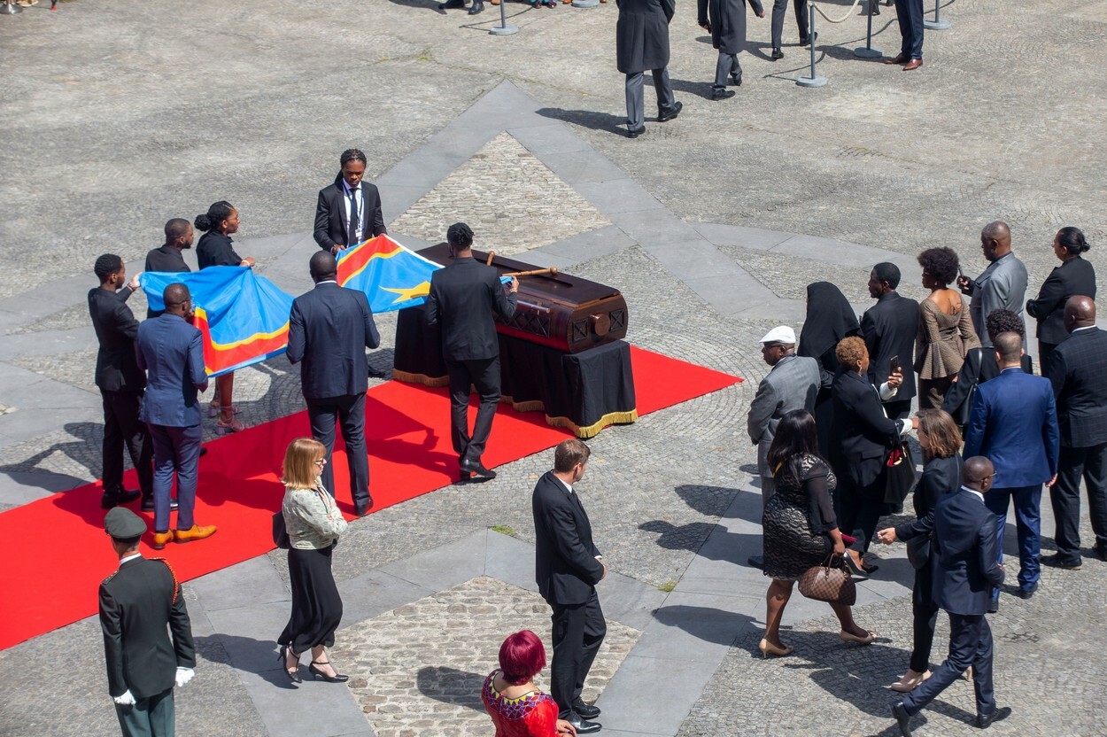 GALERIE FOTO Dintele de aur al unui fost premier din Congo a fost îngropat la peste 60 de ani de la asasinare - Imaginea 5