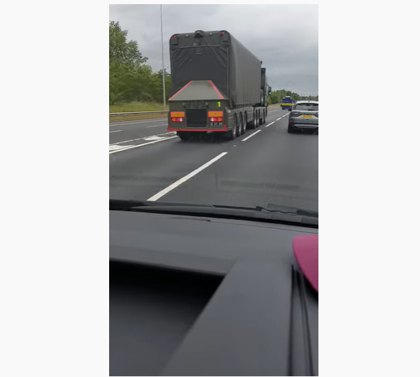 GALERIE FOTO. Camioane misterioase fotografiate în Marea Britanie. Activiștii anti-arme susțin că sunt arme nucleare - Imaginea 2
