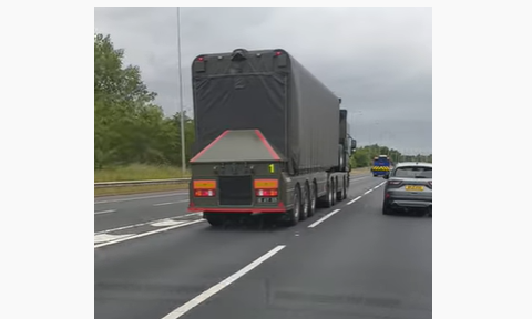 GALERIE FOTO. Camioane misterioase fotografiate în Marea Britanie. Activiștii anti-arme susțin că sunt arme nucleare - Imaginea 5