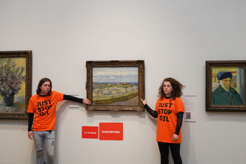 Doi activişti ecologişti s-au lipit de rama unui tablou pictat de Van Gogh. „Suntem îngroziți de viitorul nostru”. VIDEO