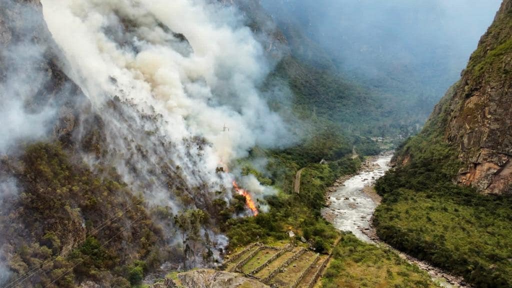 Situl arheologic Machu Picchu din Peru, ameninţat de un incendiu de vegetaţie. VIDEO ȘI GALERIE FOTO