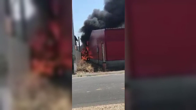 Un incendiu violent a distrus supermarketul dintr-o comună dâmbovițeană. Mai multe persoane au primit îngrijiri