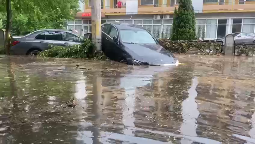 O furtună violentă a făcut prăpăd în Craiova. Apă de aproape un metru pe străzi și multe mașini distruse | VIDEO