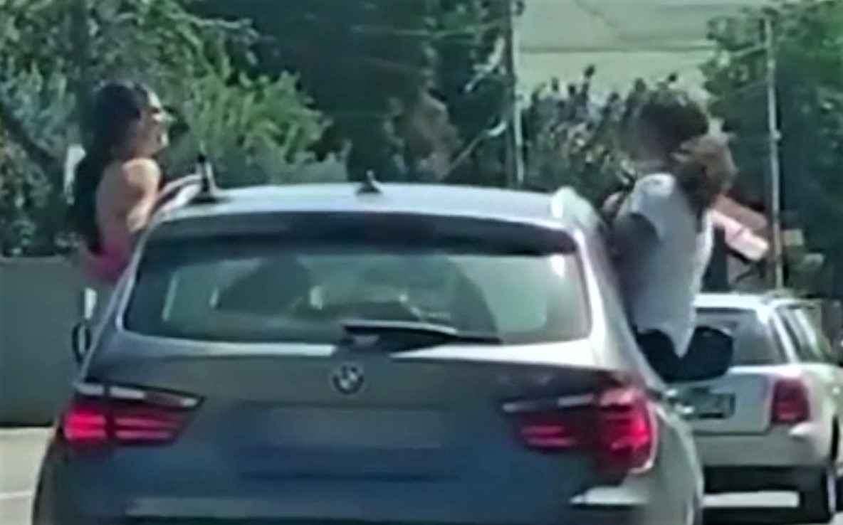Teribilism în trafic. Două tinere din Suceava, amendate după ce s-au plimbat ieşite pe jumătate pe geamurile unei mașini