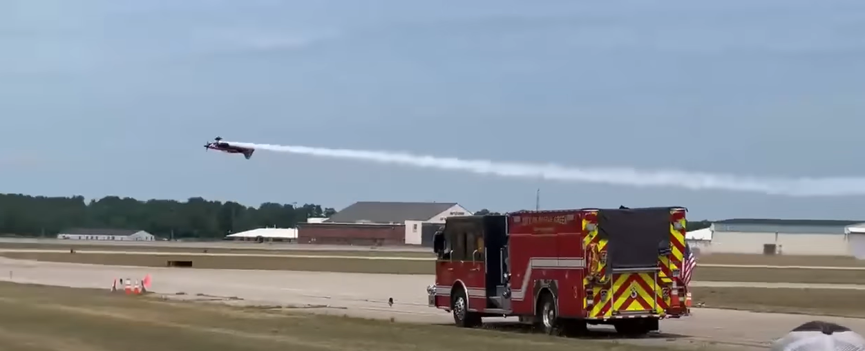 Final tragic pentru cursa incredibilă dintre un camion supercharged și două avioane - VIDEO