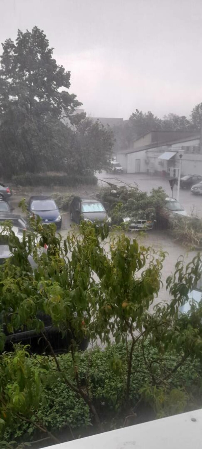 Furtuna a făcut ravagii în Craiova. Unui locatar i-a intrat un acoperiș pe geam