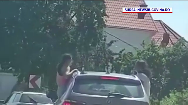 Scene șocante în Suceava. Două tinere s-au plimbat kilometri întregi, ieșite pe geamurile unei mașini