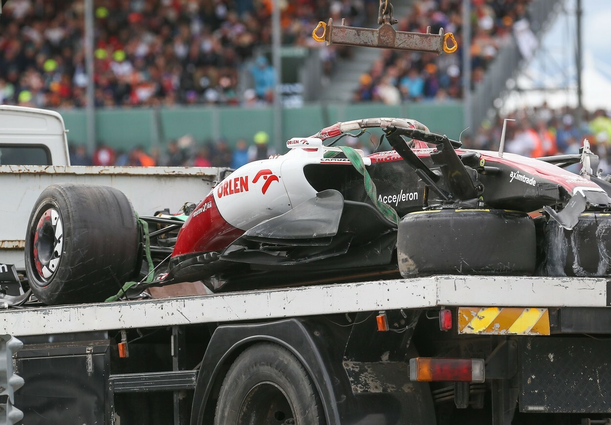 Cum arată monopostul lui Zhou Guanyu după accidentul din cursa de F1 de la Silversone - GALERIE FOTO - Imaginea 5