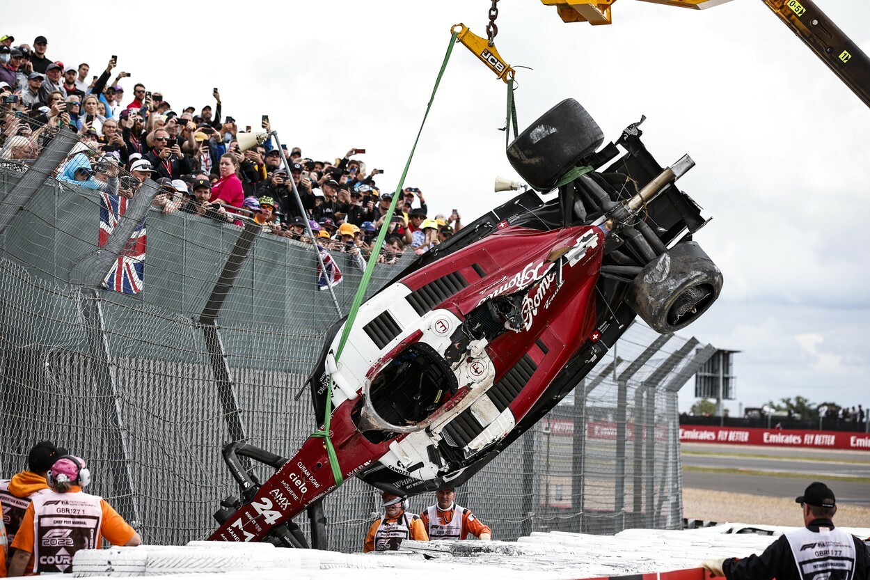 Cum arată monopostul lui Zhou Guanyu după accidentul din cursa de F1 de la Silversone - GALERIE FOTO - Imaginea 4