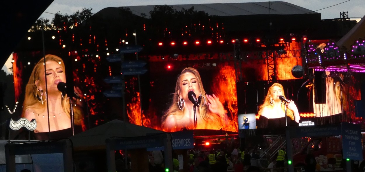 Adele s-a întors pe scenă după cinci ani de pauză. Imagini din primul concert cu public - GALERIE FOTO - Imaginea 2