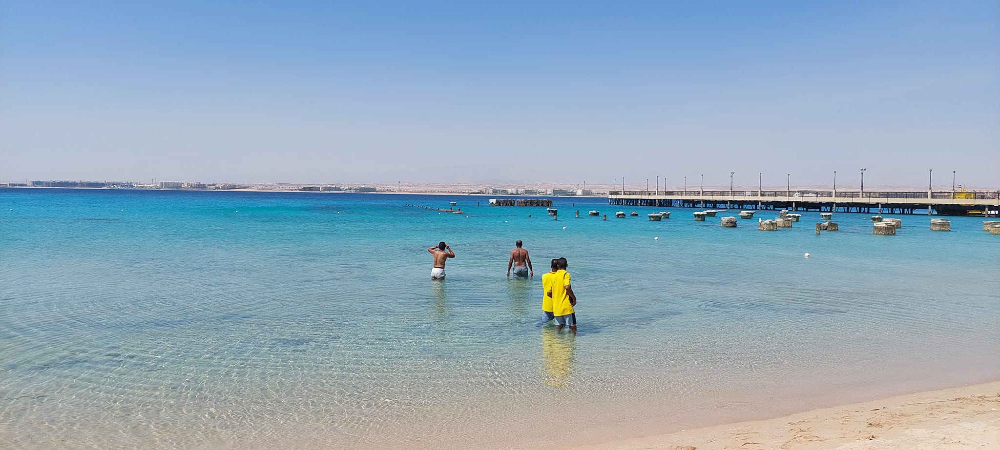 Unele plaje din stațiunea egipteană Hurghada au fost redeschise. Turiștii spun că în zonă sunt în continuare rechini. FOTO - Imaginea 1