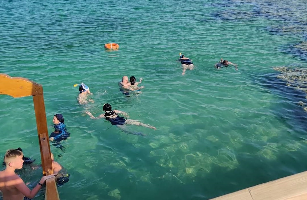 Unele plaje din stațiunea egipteană Hurghada au fost redeschise. Turiștii spun că în zonă sunt în continuare rechini. FOTO - Imaginea 3