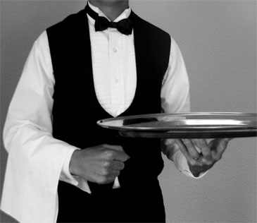 Un adevarat chelner: a alergat 2 km cu o sticla de coniac pe o tava