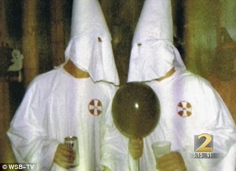 Descoperirea din spatele unei masti Ku Klux Klan. Personajul a pus pe jar autoritatile din SUA