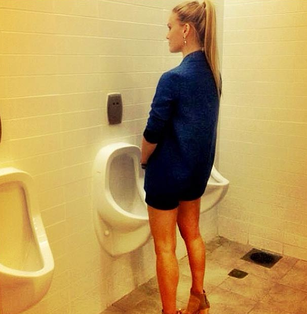 Bar Refaeli si-a aratat sustinerea fata de homosexuali printr-o poza in toaleta barbatilor