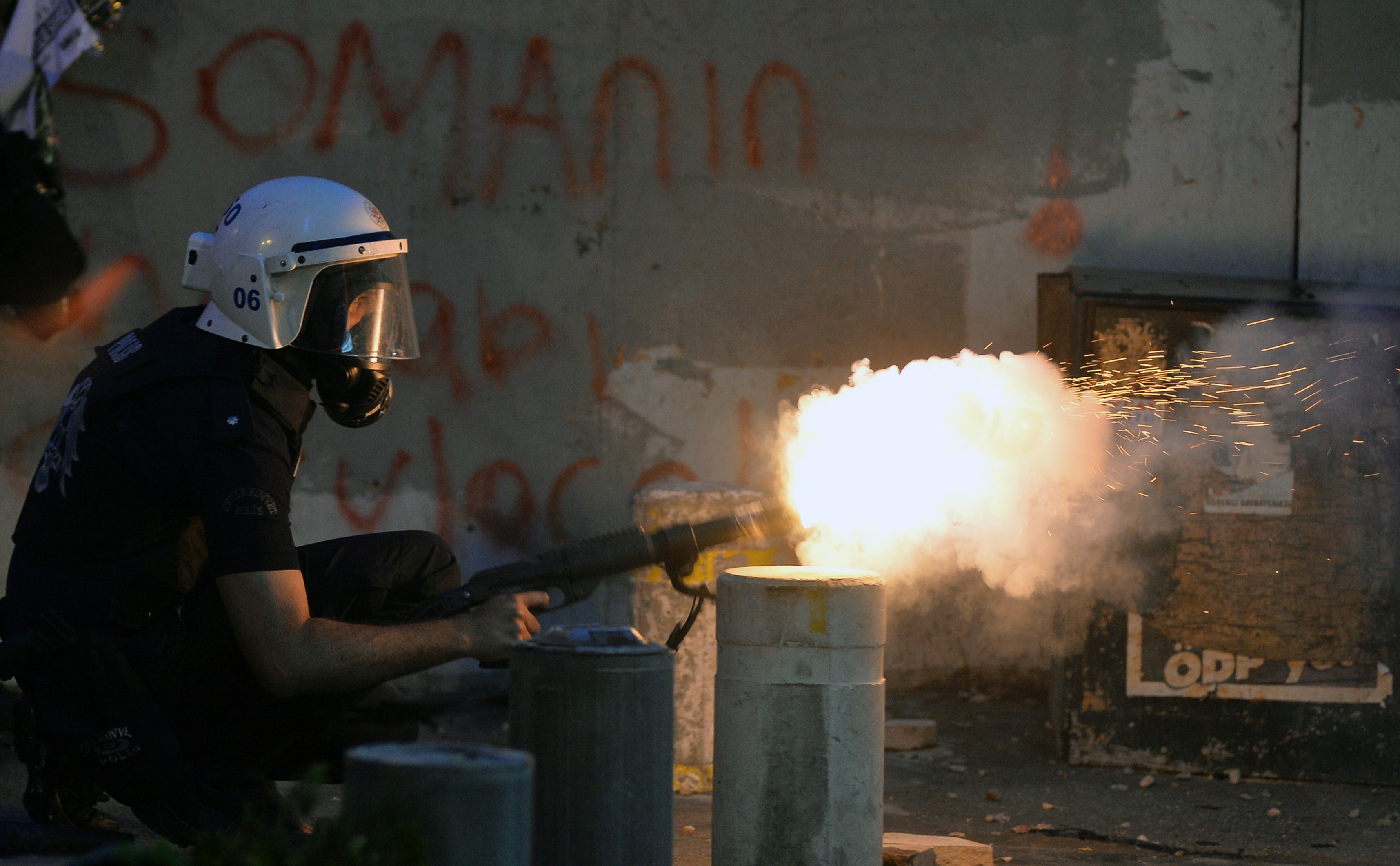 Imaginile unei aniversari violente in Turcia. Mii de turci furiosi s-au luptat cu politistii mobilizati de premierul Erdogan - Imaginea 4