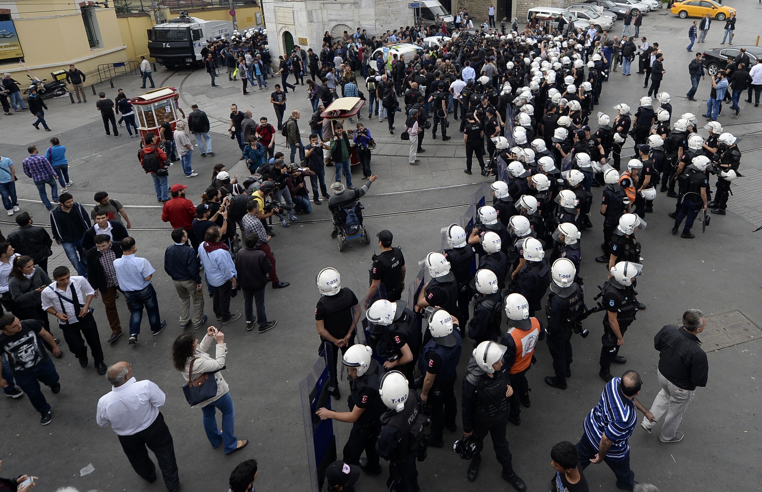Imaginile unei aniversari violente in Turcia. Mii de turci furiosi s-au luptat cu politistii mobilizati de premierul Erdogan - Imaginea 3