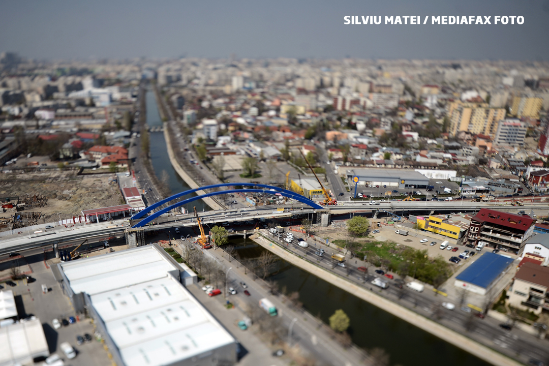Pasajul Mihai-Bravu-Splaiul Unirii e gata pe jumatate. Primul pod, pe un sens de mers, a fost deshis circulatiei