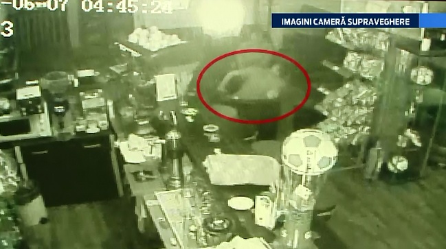 IMAGINI SOCANTE. Un politist este batut crunt intr-un bar din Bicaz, in fata prietenilor. De la ce a pornit intregul incident