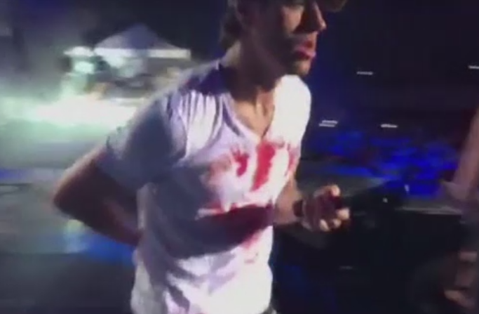 Enrique Iglesias, ranit in timpul unui concert in Mexic. Artistul a continuat sa cante plin de sange. VIDEO