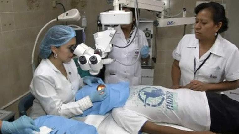 Larva scoasa cu BUSUIOC de medici din ochiul unui adolescent din Peru. Metoda ingenioasa pe care au aplicat-o. VIDEO