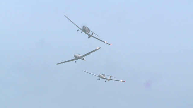 Show aviatic la Iasi. Trei avioane de lupta si mai multi parasutisti au tinut spectatorii cu ochii spre cer