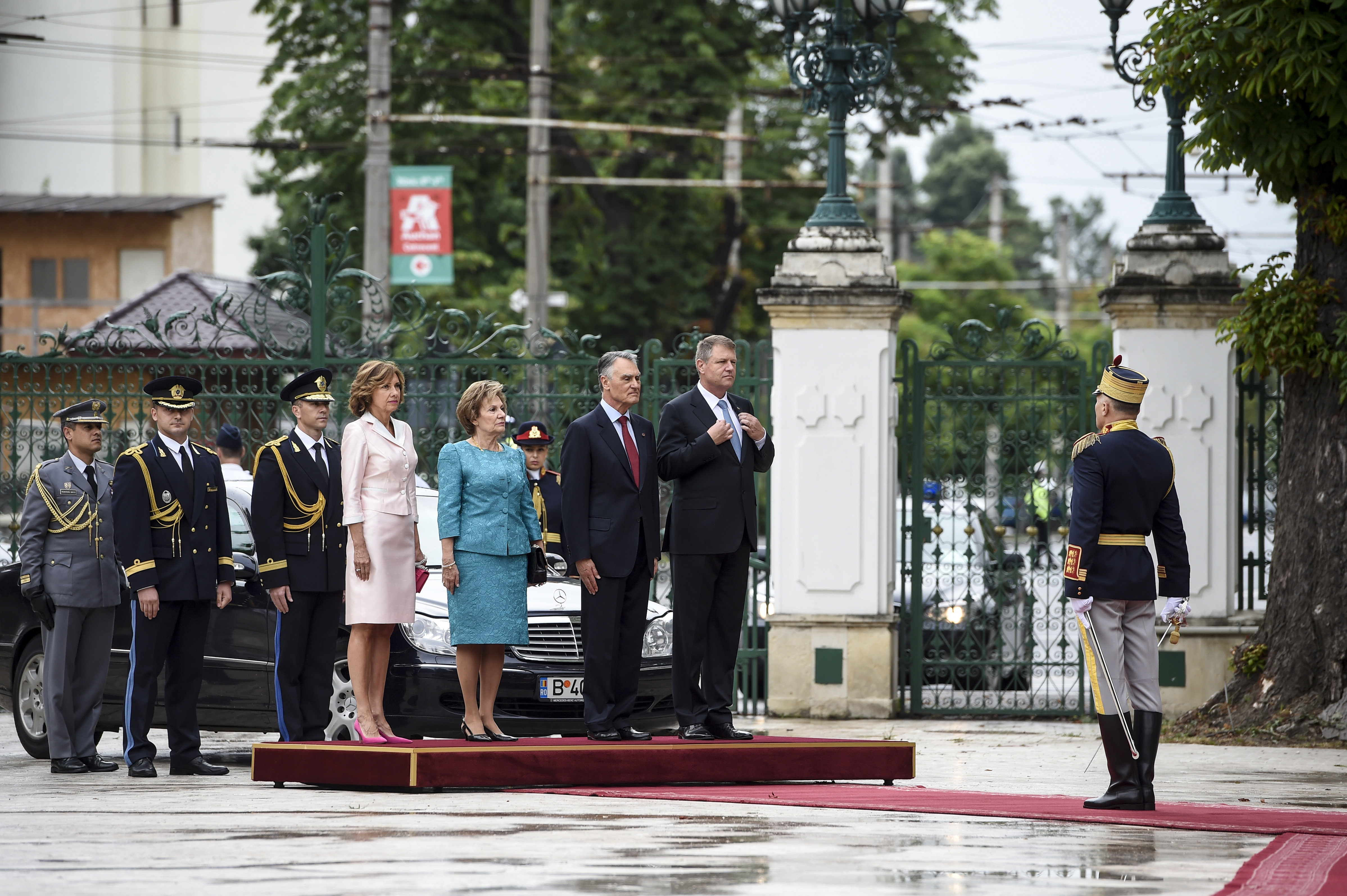 Carmen Iohannis, tinuta impecabila la primirea presedintelui Portugaliei la Palatul Cotroceni. FOTO - Imaginea 1