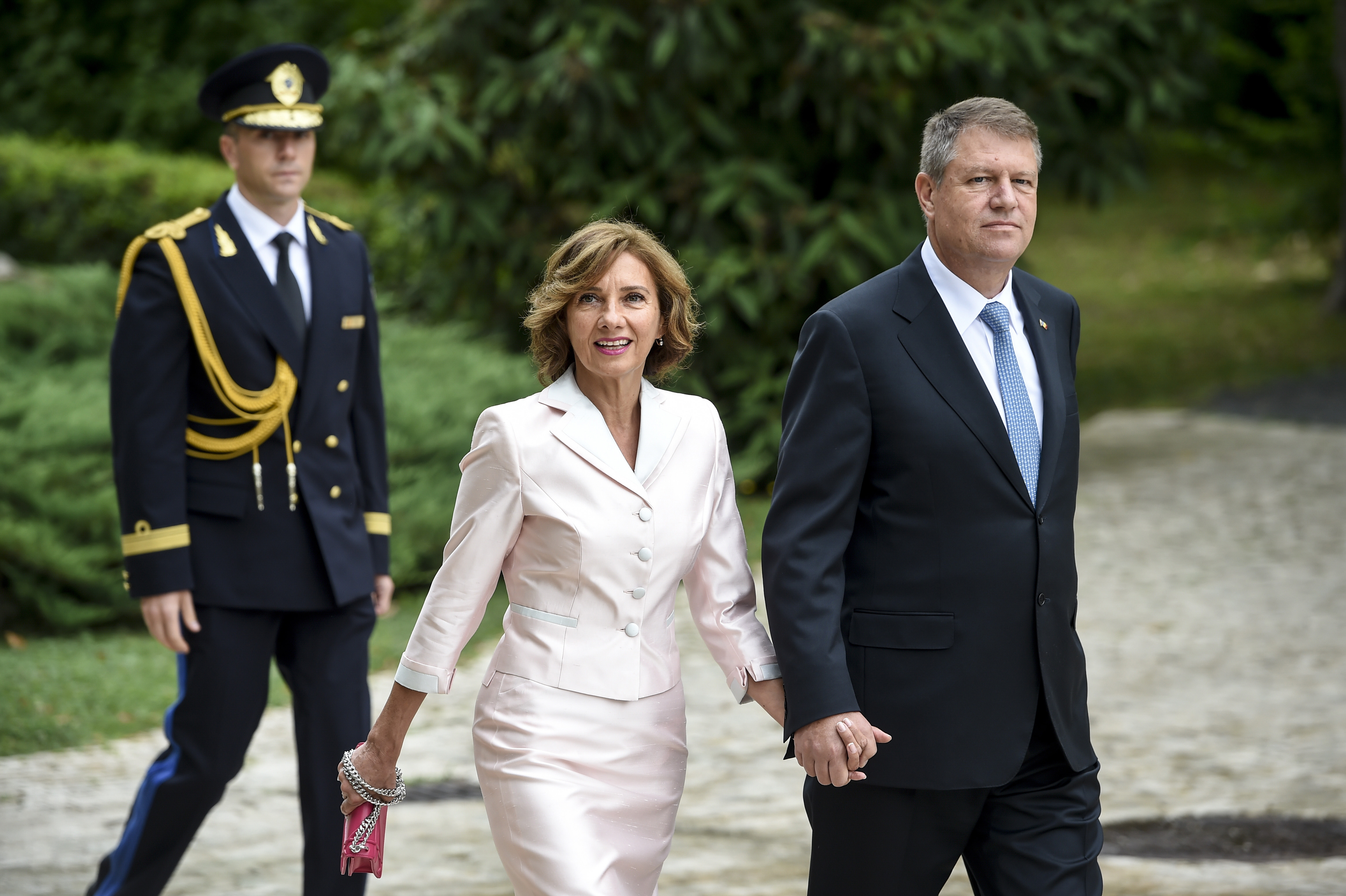 Carmen Iohannis, tinuta impecabila la primirea presedintelui Portugaliei la Palatul Cotroceni. FOTO - Imaginea 2