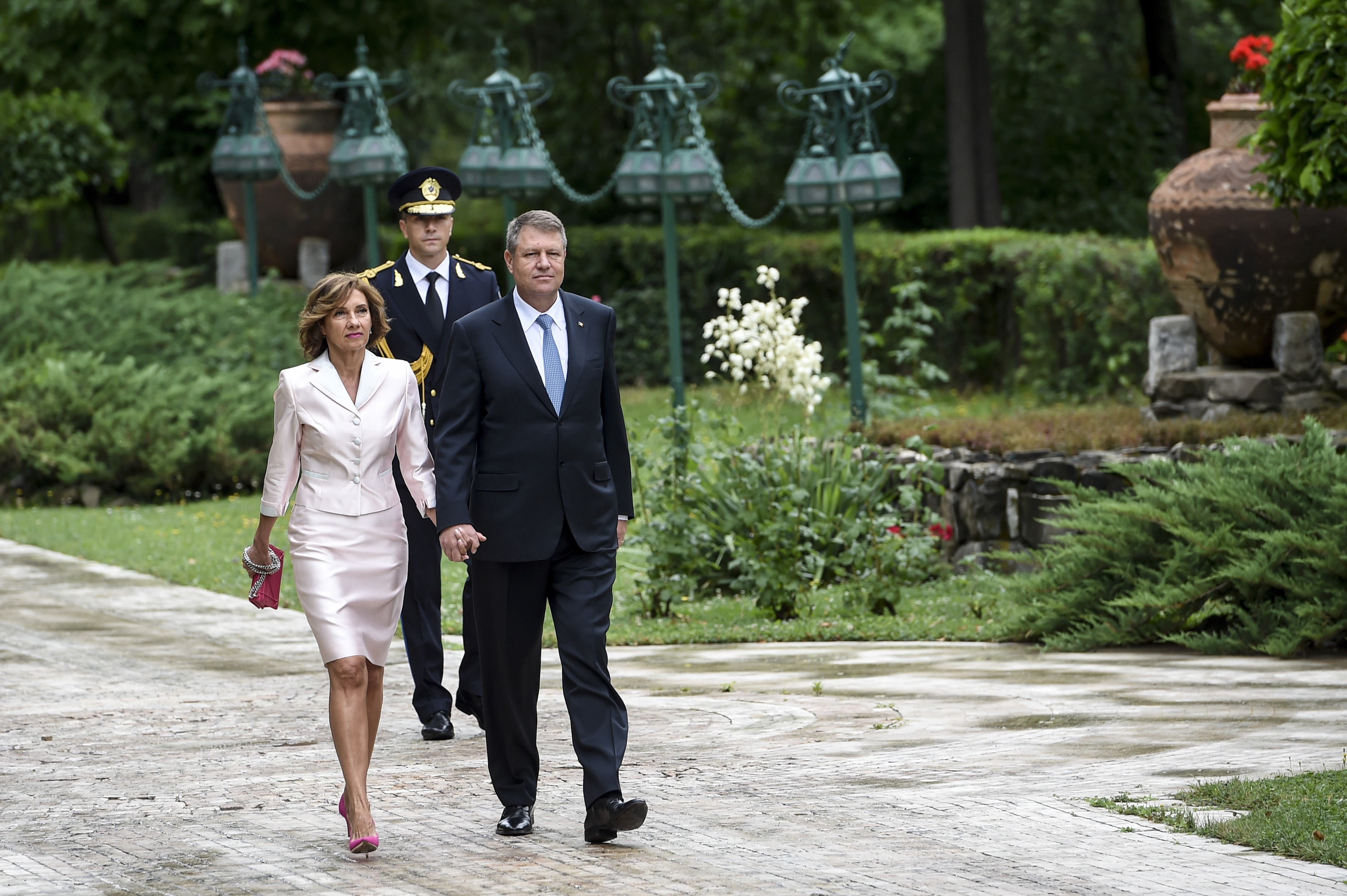 Carmen Iohannis, tinuta impecabila la primirea presedintelui Portugaliei la Palatul Cotroceni. FOTO - Imaginea 3