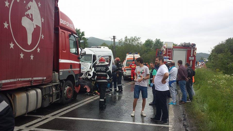 PLAN ROSU de interventie, in Hunedoara, in urma unui accident rutier. Noua persoane au ajuns la spital