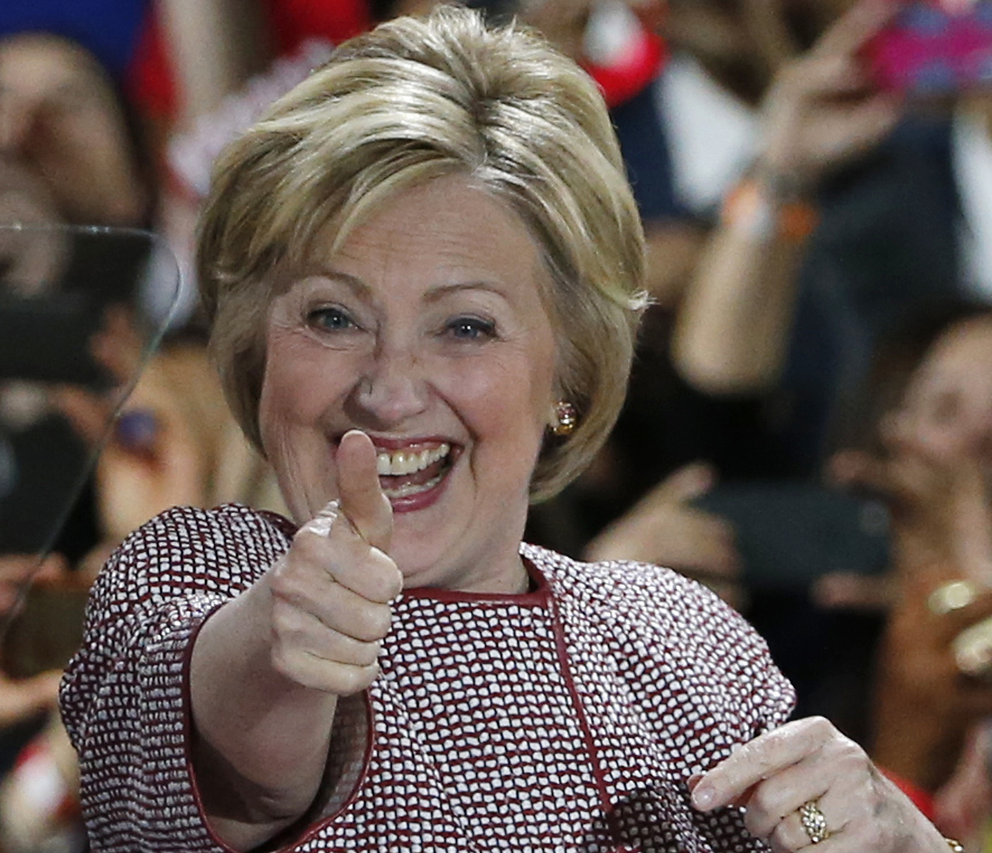 Hillary Clinton a purtat o jacheta Armani, de 12.495 de dolari, in timp ce tinea un discurs despre 