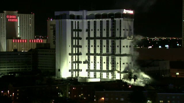 Hotel din Las Vegas, pus la pamant printr-o implozie controlata. Evenimentul a fost insotit de un foc de artificii