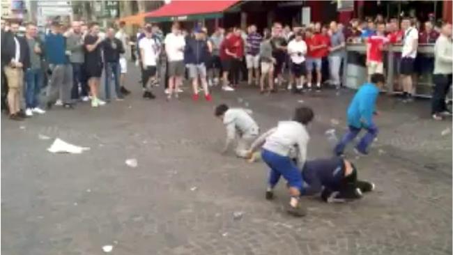 Suporterii englezi au umilit cativa copii romi care cerseau in Lille. Le Parisien: 
