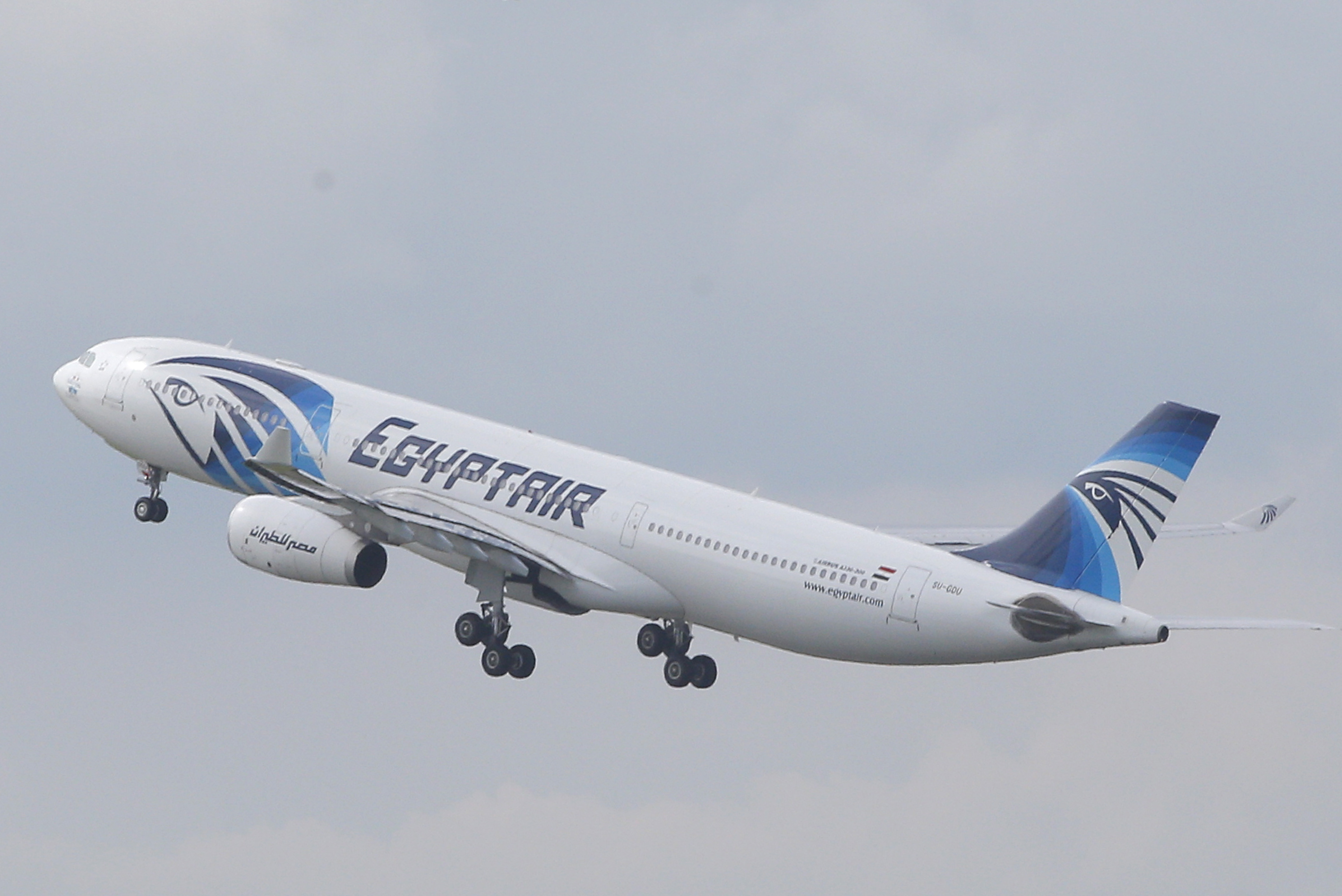 Autoritatile egiptene sustin ca au gasit urme de explozivi pe victimele avionului EgyptAir prabusit in Mediterana