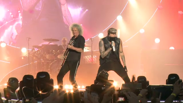 Concertul Queen + Adam Lambert a strans mii de fani in Piata Constitutiei. Omagiul emotionant adus lui Freddie Mercury